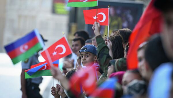Участники парада с флагами Азербайджана и Турции, Баку, 15 сентября 2018 года - Sputnik Азербайджан