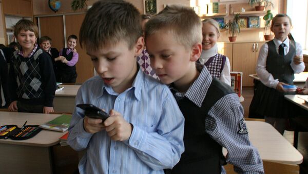 Məktəbli uşaqlar mobil telefonla oynayırlar, arxiv şəkli - Sputnik Azərbaycan