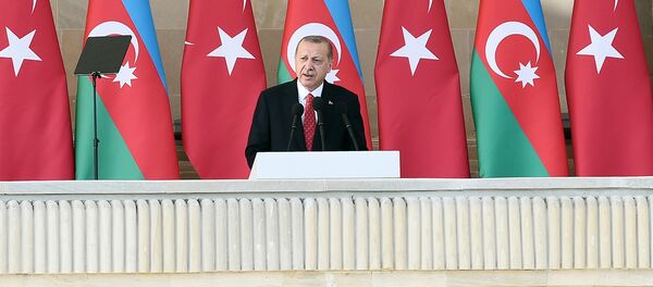 Выступление президента Турции Реджепа Тайипа Эрдогана на военном параде, посвященном 100-летию освобождения Баку Кавказской исламской армией. Баку, 15 сентября 2018 года - Sputnik Азербайджан