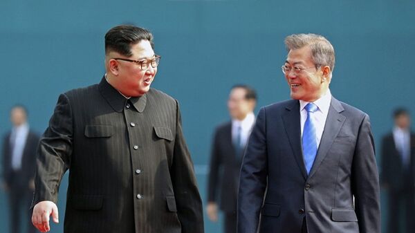 Лидеры Южной Кореи и КНДР Мун Чжэ Ин и Ким Чен Ын - Sputnik Азербайджан