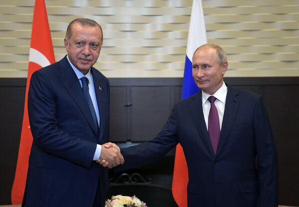 Президент РФ Владимир Путин и президент Турции Реджеп Тайип Эрдоган во время встречи в Сочи. 17 сентября 2018 года Президент РФ Владимир Путин и президент Турции Реджеп Тайип Эрдоган во время встречи в Сочи. 17 сентября 2018 года - Sputnik Азербайджан
