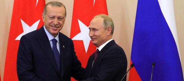 Президент РФ Владимир Путин и президент Турции Реджеп Тайип Эрдоган на пресс-конференции по итогам встречи в Сочи. 17 сентября 2018 года Президент РФ Владимир Путин и президент Турции Реджеп Тайип Эрдоган на пресс-конференции по итогам встречи в Сочи. 17 сентября 2018 года - Sputnik Азербайджан