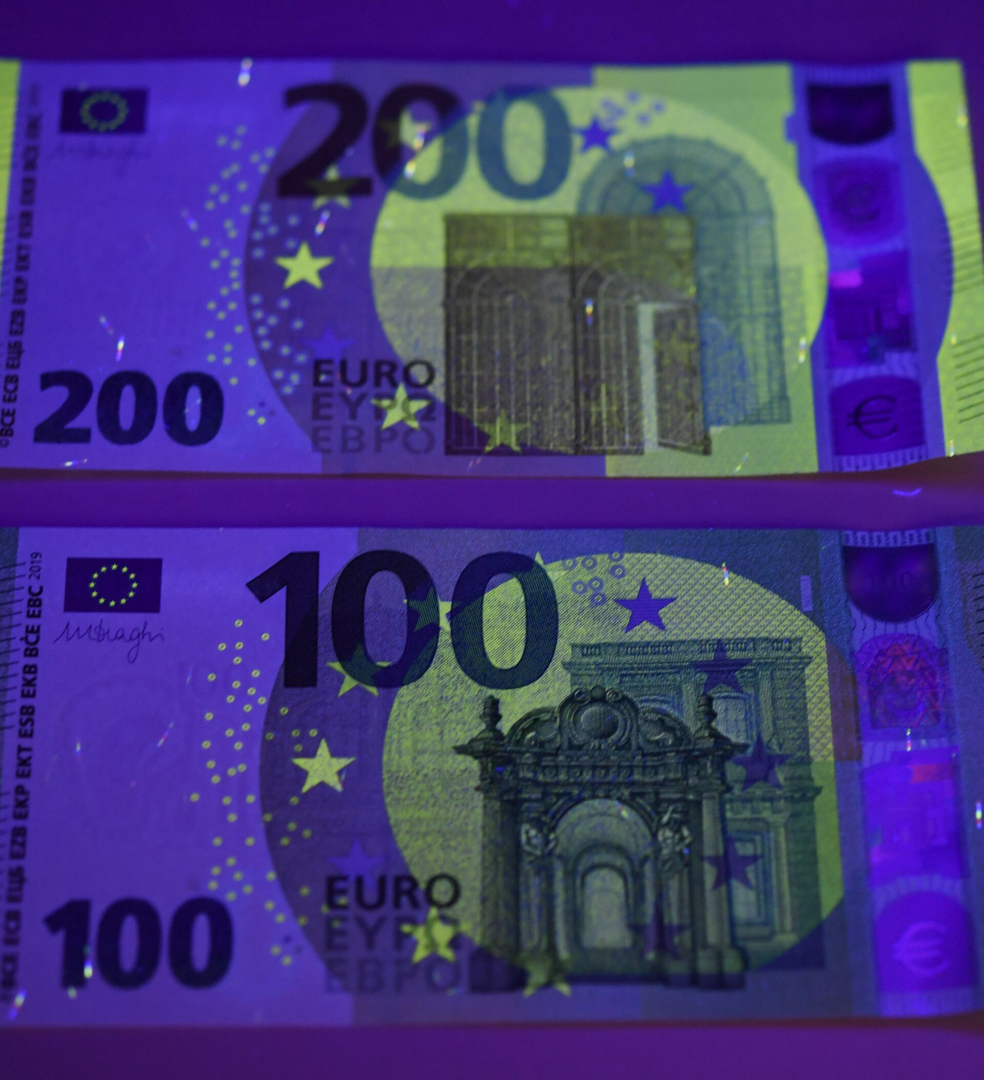 Купюры евро номиналы. Евро банкноты номинал 200. 200 Евро банкнота. Банкноты евро нового образца. 100 Евро купюра.