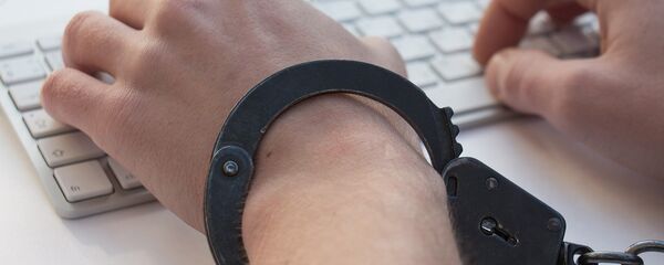 Мужчина в наручниках перед компьютером, фото из архива - Sputnik Азербайджан
