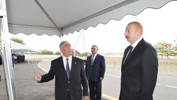 Президент Ильхам Алиев принял участие в открытии автомобильной дороги Зехметабад-Бейдели-Хырмандалы-Алиабад Билясуварского района - Sputnik Азербайджан