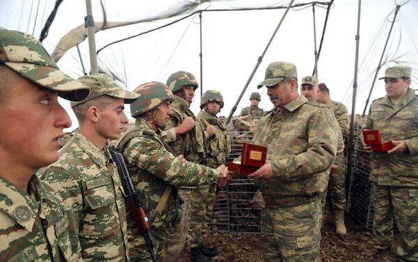 Министр обороны генерал-полковник Закир Гасанов и руководство министерства проверили боевую готовность подразделений, расположенных вдоль линии соприкосновения войск на высоких горных вершинах - Sputnik Азербайджан