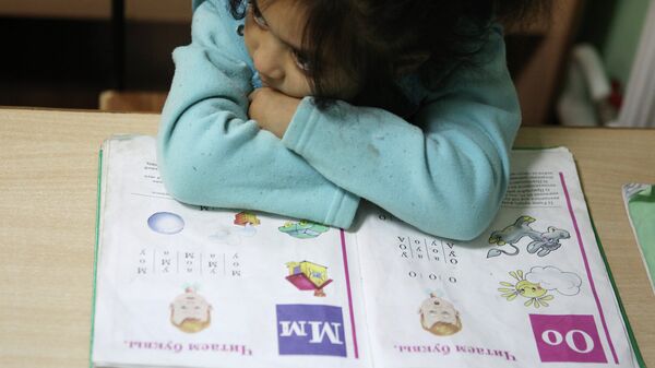 Девочка на уроке русского языка, фото из архива - Sputnik Azərbaycan