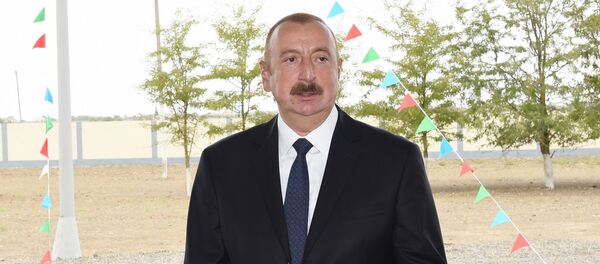 Президент Азербайджана Ильхам Алиев на открытии автомобильной дороги Захметабад-Бейдили-Хырмандалы-Алиабад. 18 сентября 2018 года - Sputnik Азербайджан
