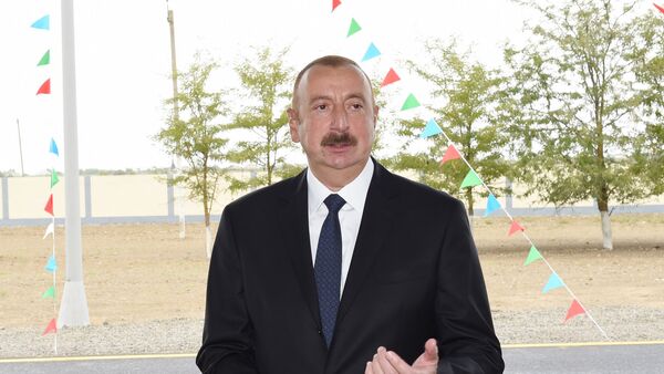 Президент Азербайджана Ильхам Алиев на открытии автомобильной дороги Захметабад-Бейдили-Хырмандалы-Алиабад. 18 сентября 2018 года - Sputnik Азербайджан