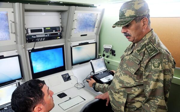 Министр обороны проверил боеспособность привлеченных к учениям воинских частей и военной техники - Sputnik Азербайджан