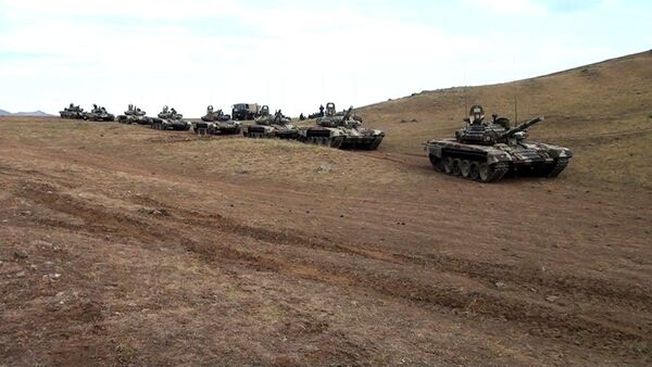 Təlimlərdə iştirak edən tanklar - Sputnik Azərbaycan