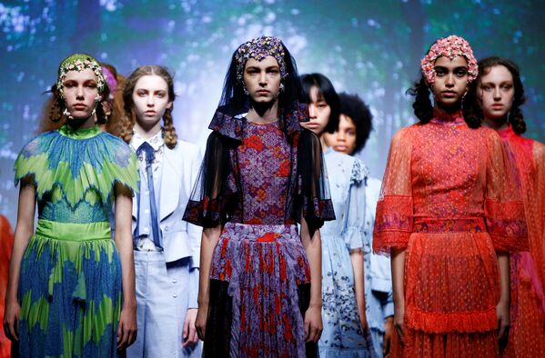 Модели представляют коллекцию дизайнера Бора Аксу на Неделе моды в Лондоне - Sputnik Азербайджан