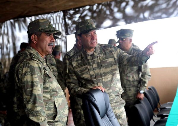 Müdafiə naziri general-polkovnik Zakir Həsənov təlimlərin keçirildiyi bölgədə Müdafiə naziri general-polkovnik Zakir Həsənov təlimlərin keçirildiyi bölgədə - Sputnik Azərbaycan