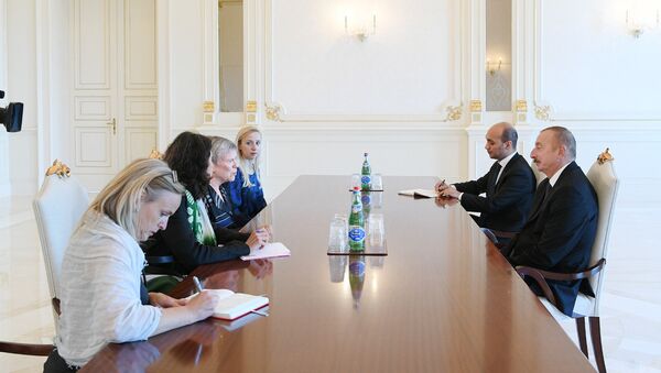 Президент Азербайджана Ильхам Алиев на встрече с делегацией во главе с заместителем генерального секретаря НАТО Роуз Геттемюллер - Sputnik Азербайджан