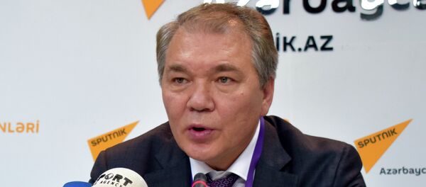 Глава комитета Государственной думы по делам СНГ, евразийской интеграции и связям с соотечественниками Леонид Калашников в Мультимедийном пресс-центре Sputnik Азербайджан - Sputnik Азербайджан
