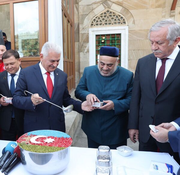 TBMM-nin sədri Binəli Yıldırım Bakıda Aşura ehsanı paylayarkən TBMM-nin sədri Binəli Yıldırım Bakıda Aşura ehsanı paylayarkən - Sputnik Azərbaycan