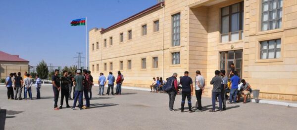 Мигранты у здания Государственной миграционной службы Азербайджана Мигранты у здания Государственной миграционной службы Азербайджана - Sputnik Азербайджан