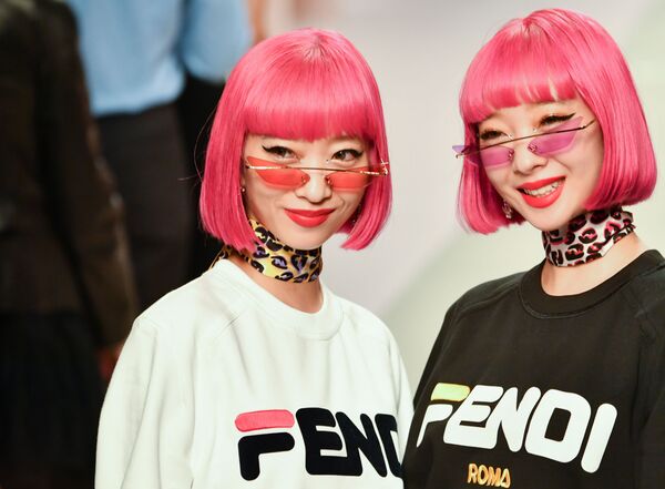 Модели представляют коллекцию бренда Fendi на Неделе моды в Милане - Sputnik Азербайджан