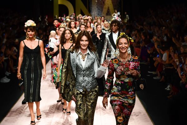 Модели представляют коллекцию бренда Dolce & Gabbana на Неделе моды в Милане - Sputnik Азербайджан