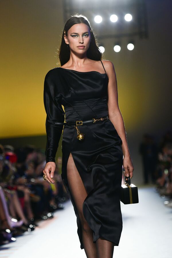 Модель Ирина Шейк представляет коллекцию бренда Versace на Неделе моды в Милане - Sputnik Азербайджан