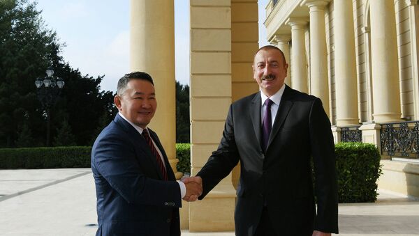 Президенты Aзербайджана и Монголии Ильхам Алиев и Халтмаагийн Баттулги во время встречи. Баку, 24 сентября 2018 года - Sputnik Азербайджан