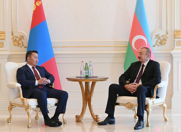Президенты Aзербайджана и Монголии Ильхам Алиев и Халтмаагийн Баттулги во время встречи. Баку, 24 сентября 2018 года Президенты Aзербайджана и Монголии Ильхам Алиев и Халтмаагийн Баттулги во время встречи. Баку, 24 сентября 2018 года - Sputnik Азербайджан