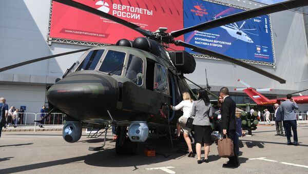 Посетители на международной выставке вертолетной индустрии HeliRussia 2018 - Sputnik Азербайджан