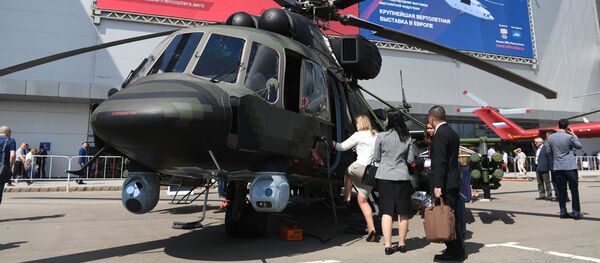 Посетители на международной выставке вертолетной индустрии HeliRussia 2018 Посетители на международной выставке вертолетной индустрии HeliRussia 2018 - Sputnik Азербайджан