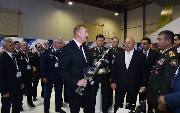 Президент Азербайджана Ильхам Алиев ознакомился с третьей Азербайджанской международной оборонной выставкой ADEX-2018 - Sputnik Азербайджан