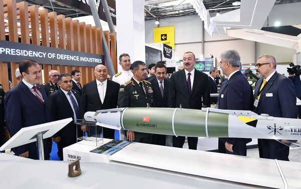 Prezident İlham Əliyev “ADEX-2018” üçüncü Azərbaycan Beynəlxalq müdafiə sərgisi ilə tanış olub - Sputnik Azərbaycan