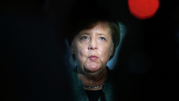 Канцлер Германии Ангела Меркель выступает с заявлением во время фракционной встречи правящих партий в здании рейхстага в Берлине во вторник, 25 сентября 2018 года - Sputnik Азербайджан