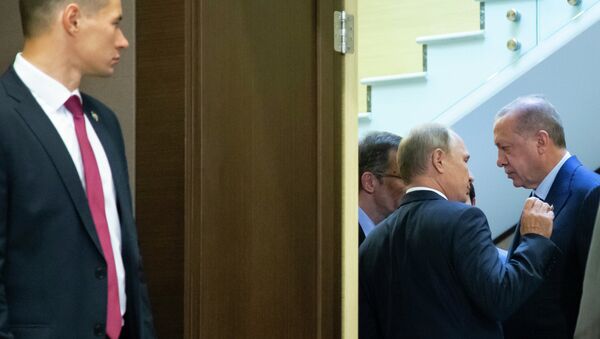 Президент РФ Владимир Путин и президент Турции Реджеп Тайип Эрдоган (справа) во время встречи в Соч, 17 сентября 2018 года. - Sputnik Азербайджан
