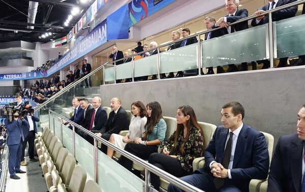 Президенты Азербайджана, России и Монголии наблюдают за ходом смешанных командных соревнований чемпионата мира по дзюдо - Sputnik Азербайджан