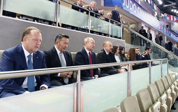 Президенты Азербайджана, России и Монголии наблюдают за ходом смешанных командных соревнований чемпионата мира по дзюдо - Sputnik Азербайджан