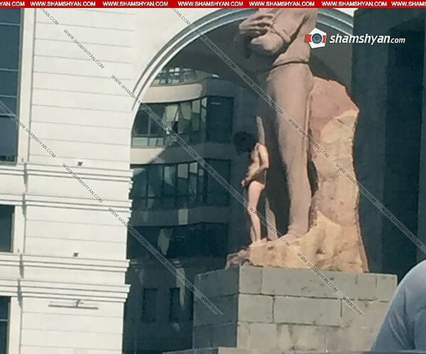 Странный, голый человек на пьедестале памятника Степану Шаумяну Странный, голый человек на пьедестале памятника Степану Шаумяну - Sputnik Азербайджан