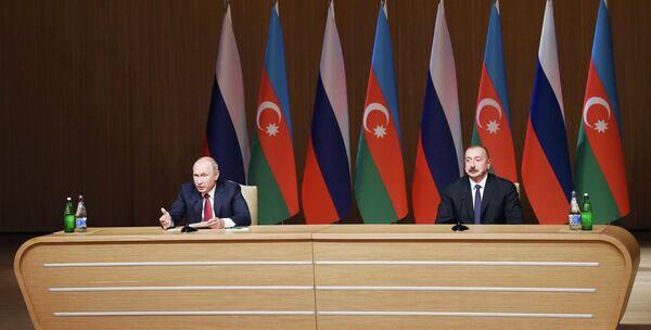 Ильхам Алиев и президент России Владимир Путин на официальной церемонии открытия IX азербайджано-российского межрегионального форума в Баку - Sputnik Азербайджан