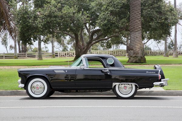 Кабриолет Ford Thunderbird, принадлежавший Мэрилин Монро Кабриолет Ford Thunderbird, принадлежавший Мэрилин Монро - Sputnik Азербайджан
