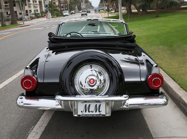 Кабриолет Ford Thunderbird, принадлежавший Мэрилин Монро Кабриолет Ford Thunderbird, принадлежавший Мэрилин Монро - Sputnik Азербайджан