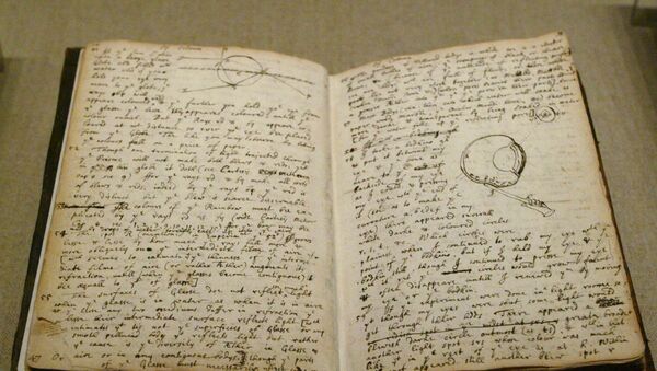 Тетрадь с рукописями Исаака Ньютона, хранящаяся в  Нью-Йоркской публичной библиотеке, фото 2004 года - Sputnik Азербайджан