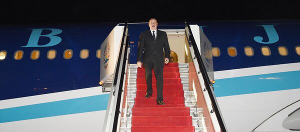 Президент Азербайджана Ильхам Алиев в международном аэропорту города Душанбе. 27 сентября 2018 года Президент Азербайджана Ильхам Алиев в международном аэропорту города Душанбе. 27 сентября 2018 года - Sputnik Азербайджан