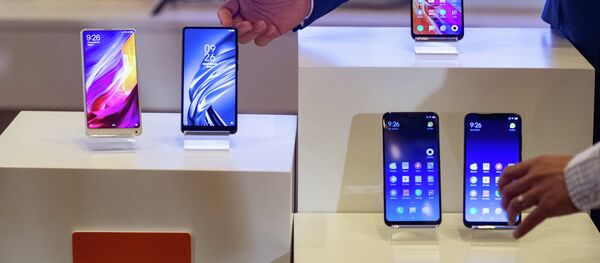 Витрина магазина мобильных телефонов Витрина магазина мобильных телефонов - Sputnik Азербайджан