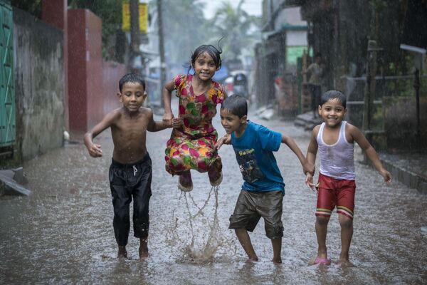 Снимок Happiness on a Rainy Day бангладешского фотографа Fardin Oyan, победившего в номинации Young Environmental Photographer of the Year 2018 фотоконкурса Environmental Photographer of the Year 2018 - Sputnik Азербайджан