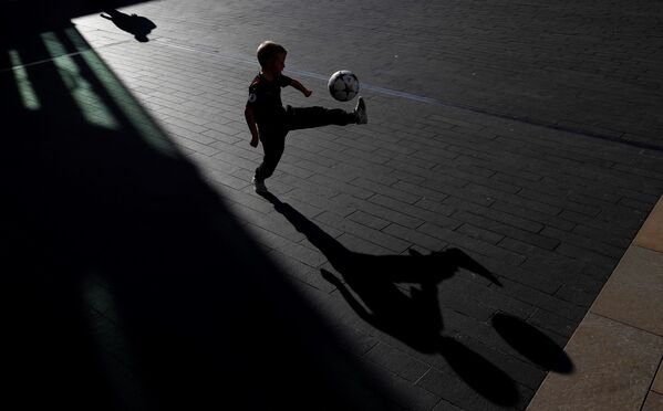 Ребенок играет в мяч возле Ройал-Фестивал-холл в Лондоне перед церемонией награждения ФИФА - Sputnik Азербайджан