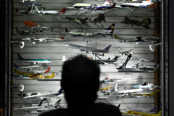 Человек напротив стенда с самой большой коллекцией моделей самолетов, выставленной в аэропорту ирландского города Шаннон - Sputnik Азербайджан