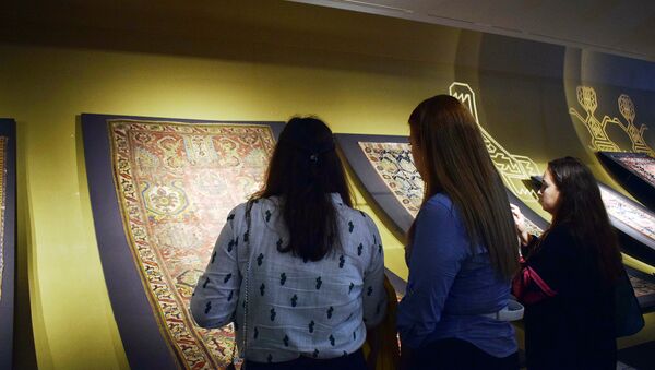 В Музее ковра представили два новых азербайджанских ковров Нахчыван и Гаджигаиб - Sputnik Azərbaycan