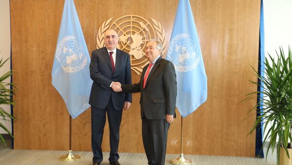 Министр иностранных дел Азербайджана Эльмар Мамедъяров и генеральный секретарь ООН Антониу Гутерреш во время встречи. 29 сентября 2018 года - Sputnik Азербайджан