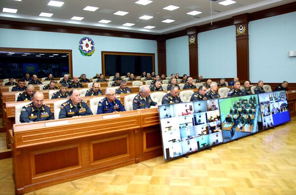 Расширенное служебное совещание с командным составом Азербайджанской Армии Расширенное служебное совещание с командным составом Азербайджанской Армии - Sputnik Азербайджан