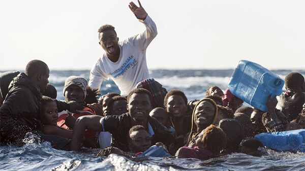 Мигранты в Средиземном море, 27 января 2018 года - Sputnik Азербайджан