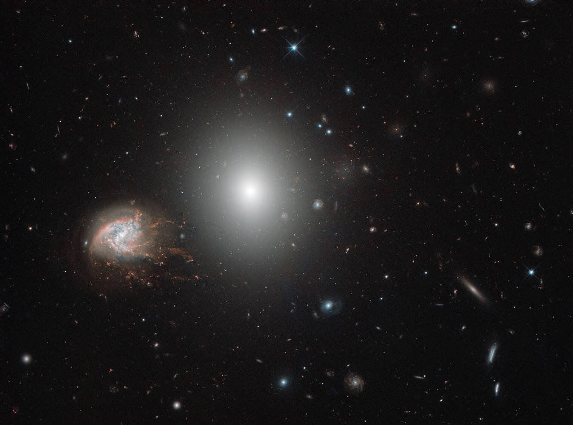 Спиральная галактика NGC 4858 - Sputnik Азербайджан, 1920, 27.06.2024