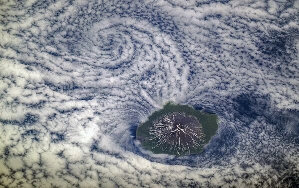 Вид из космоса на вулкан Алаид на Курильских островах - Sputnik Азербайджан